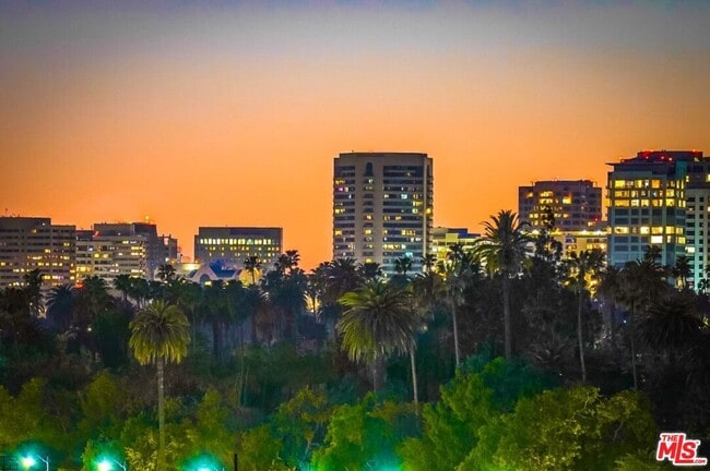 Building Photo - 435 N Oakhurst Dr