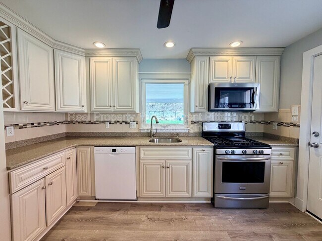 Building Photo - 521 Farnsworth St