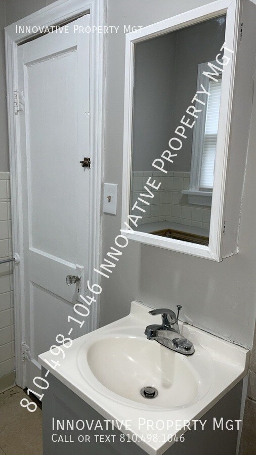 Building Photo - 1012 Farnum Ave