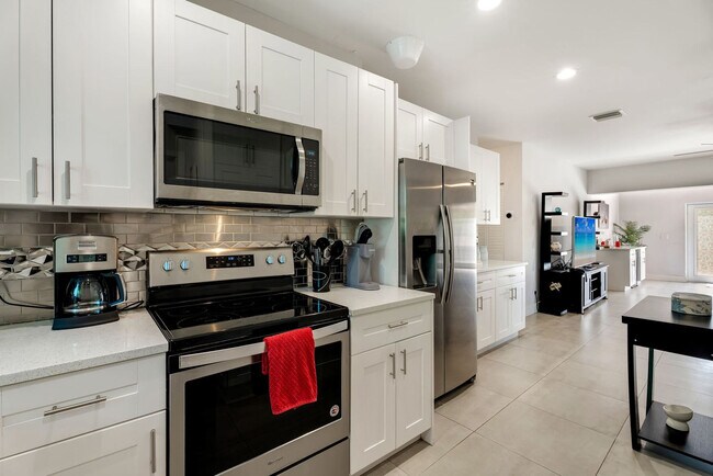 Building Photo - 1526 SW 20th Ave