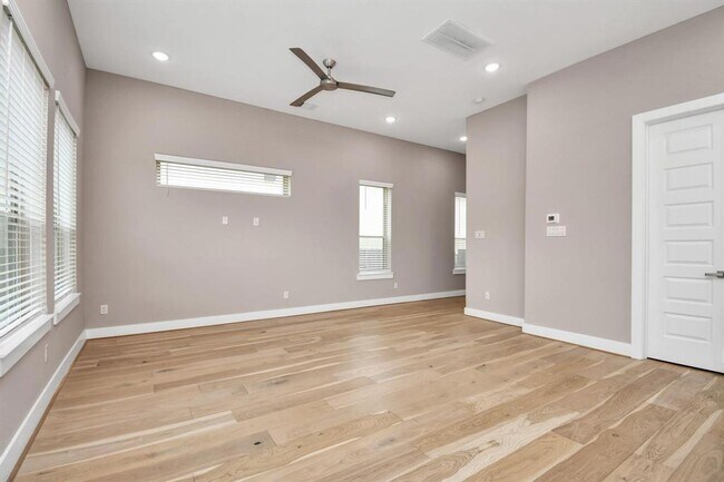 Building Photo - 314 Queen Sude Ln