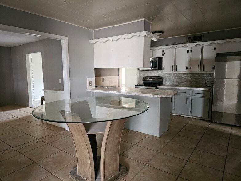 Building Photo - 601 NW 12th Pl