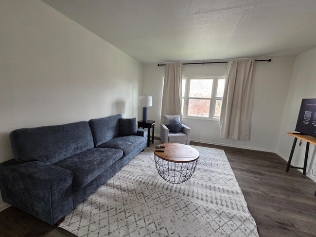 Primary Photo - 3046 S Moreland Blvd