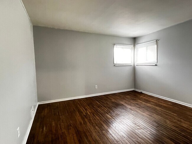 Building Photo - 3BR 1BA in Shady Lane - Covered Rear Porch and Covered Parking