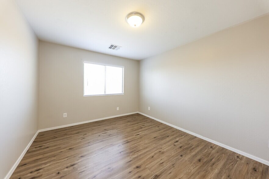Building Photo - 1304 S 159th Ave