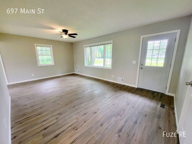 Building Photo - 697 Main St