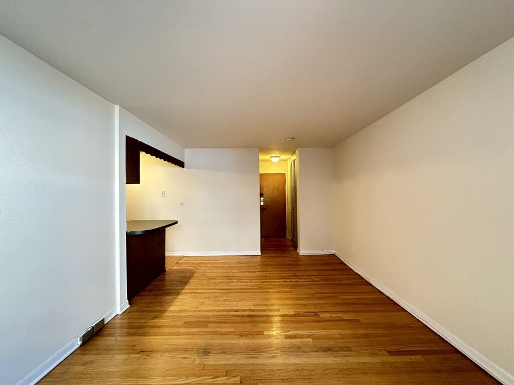 Building Photo - 533 W Aldine Av