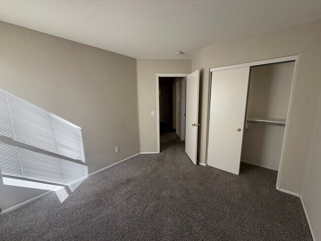 Building Photo - Beautiful 4 Bedroom Home for Rent in Goodyear!