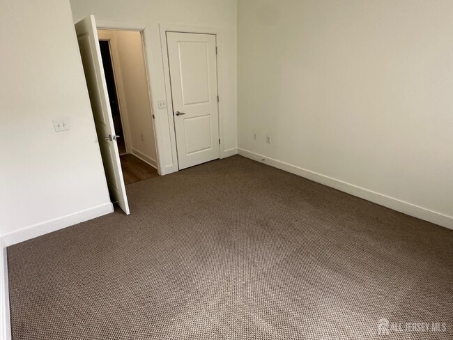 Building Photo - 88 Roosevelt Ave