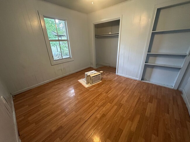 Building Photo - 4-bedroom, 2 bathroom home AVAILABLE NOW!