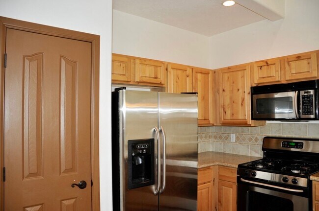 Building Photo - 3 bed 2.5 bath Townhome with A/C & gas fireplace