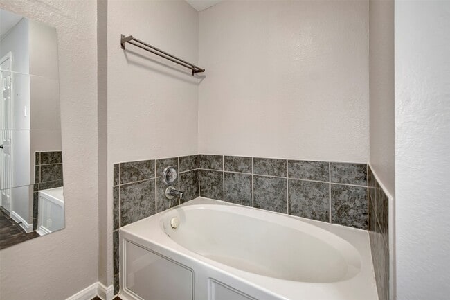 Building Photo - 1930 Greenbriar Colony Dr