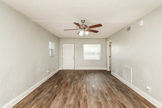 Building Photo - 5BR/2BA | Newly Renovated Single Family Home | Area for office | In Saint Petersburg!
