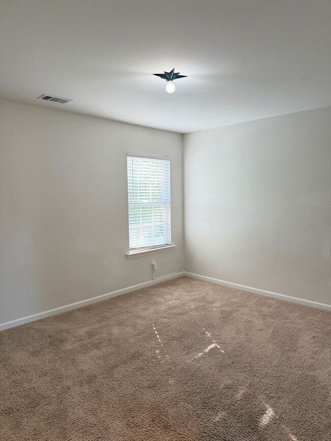 Building Photo - Spacious 5-bedroom, 3-bath home featuring two additional flex rooms!