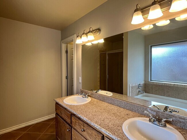 Building Photo - Wonderful 4 bed, 2 bath 3 car in Falcon Ri...