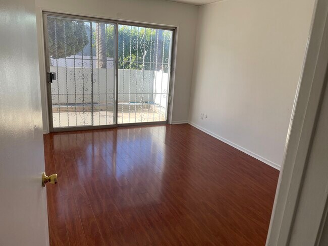 Outdoor patio - 7617 De Longpre Ave