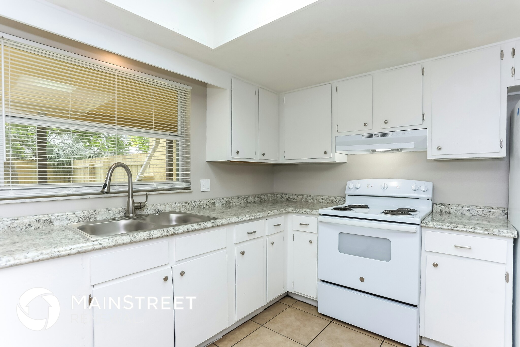 Building Photo - 2065 Loma Linda Way N