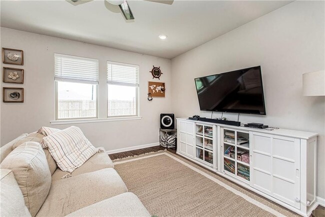 Building Photo - 717 W Lakeshore Landing Dr