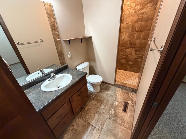 Building Photo - Large Ranch Style Twin Home For Rent