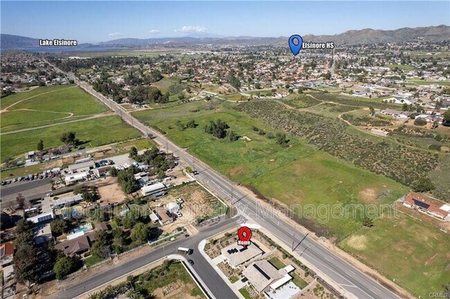 Building Photo - 2112 Saratoga Dr