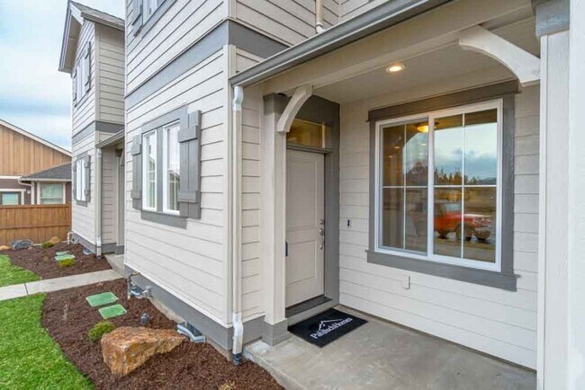 Building Photo - End unit Pahlish Townhome!