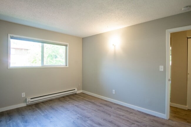 Building Photo - Close-in SE Spacious 3-Bed + A/C Ready Late July!