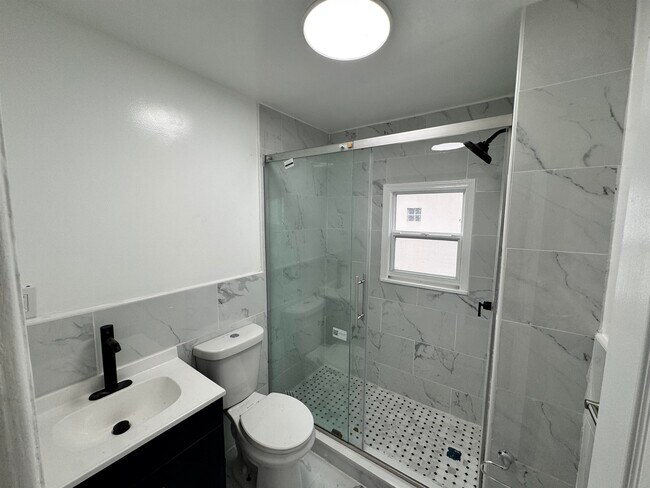 Building Photo - 136 W 25th St