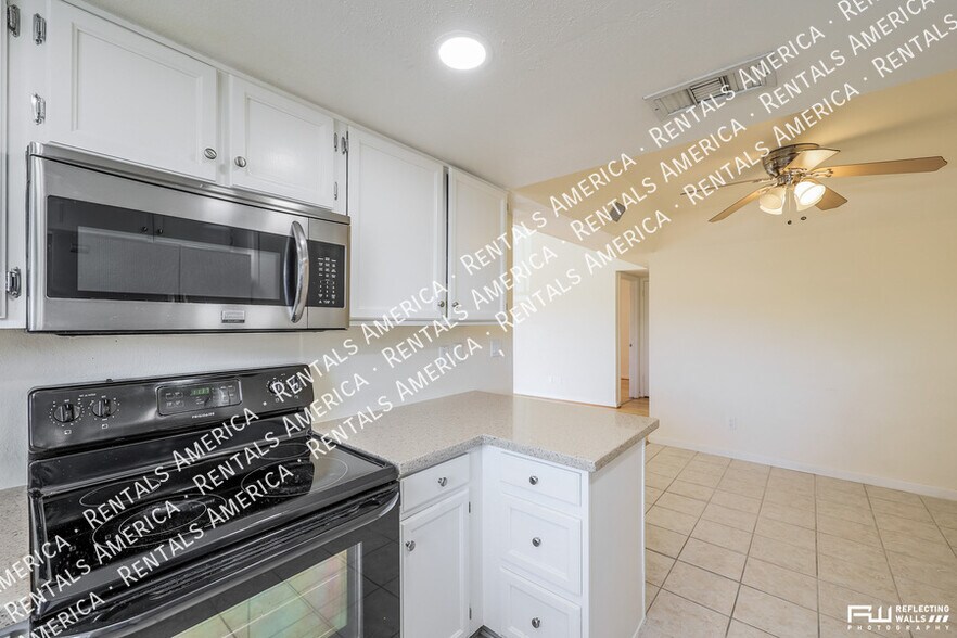 Building Photo - 925 N College Ave