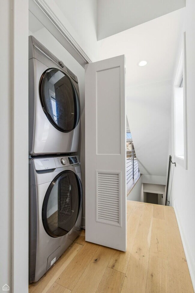 Building Photo - 1042 S Oakley Blvd