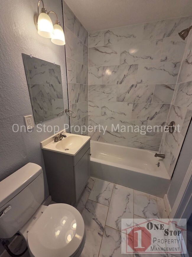 Building Photo - Beautiful 4 Bedroom 2 Bathroom in Kansas City!