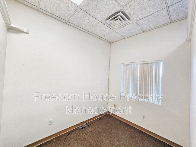 Building Photo - 1231 E Basin Ave