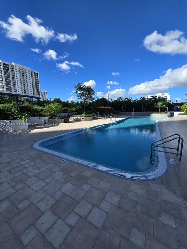 Building Photo - 700 NE 24th St