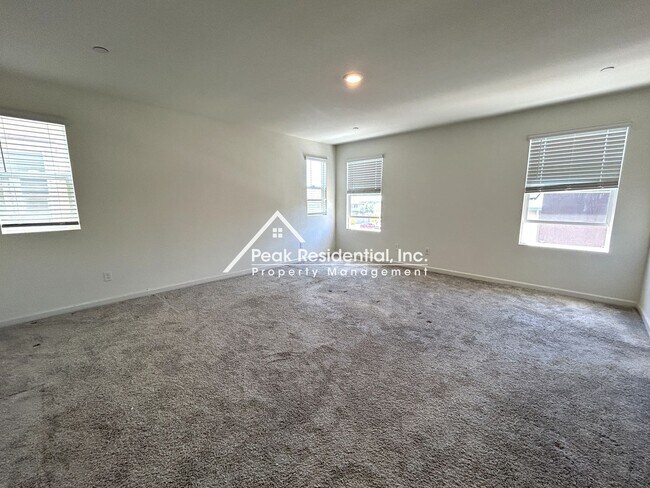 Building Photo - Beautiful Newer Folsom 4bd/2.5ba in Gated Community!