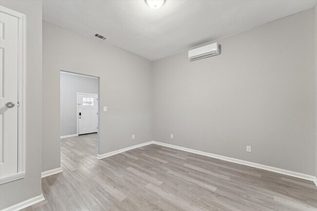 Building Photo - 816-816 W 38th St