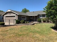 Building Photo - Cute As A Bug 3/1!  (PLEASE READ ENTIRE AD...