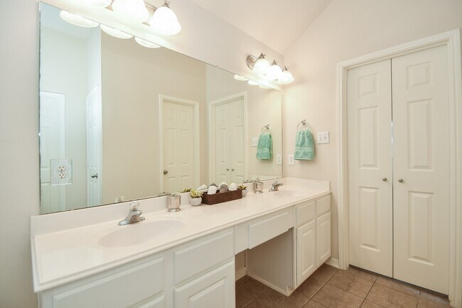 Building Photo - 128 Emerald Loch Ln
