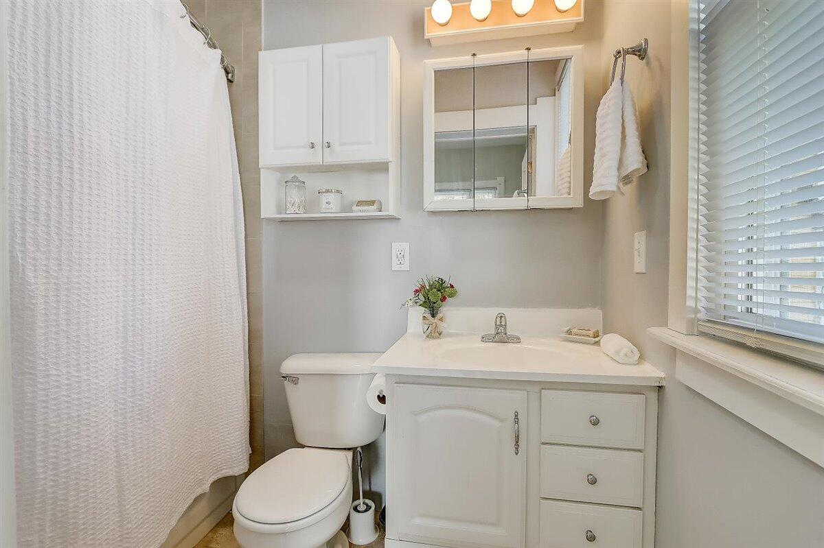 Bathroom - 1512 E Irving Plz