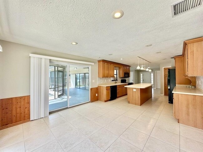 Building Photo - 2414 San Luis Rd