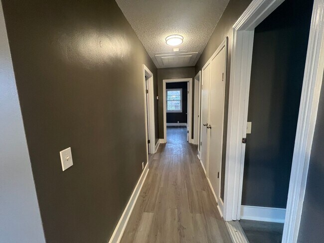 Building Photo - 4 Bedroom 2.5 Bathroom Home