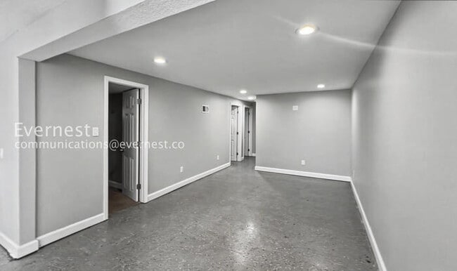 Building Photo - 4 Bed/3 Bath Home with In-Unit Laundry / Available Now!