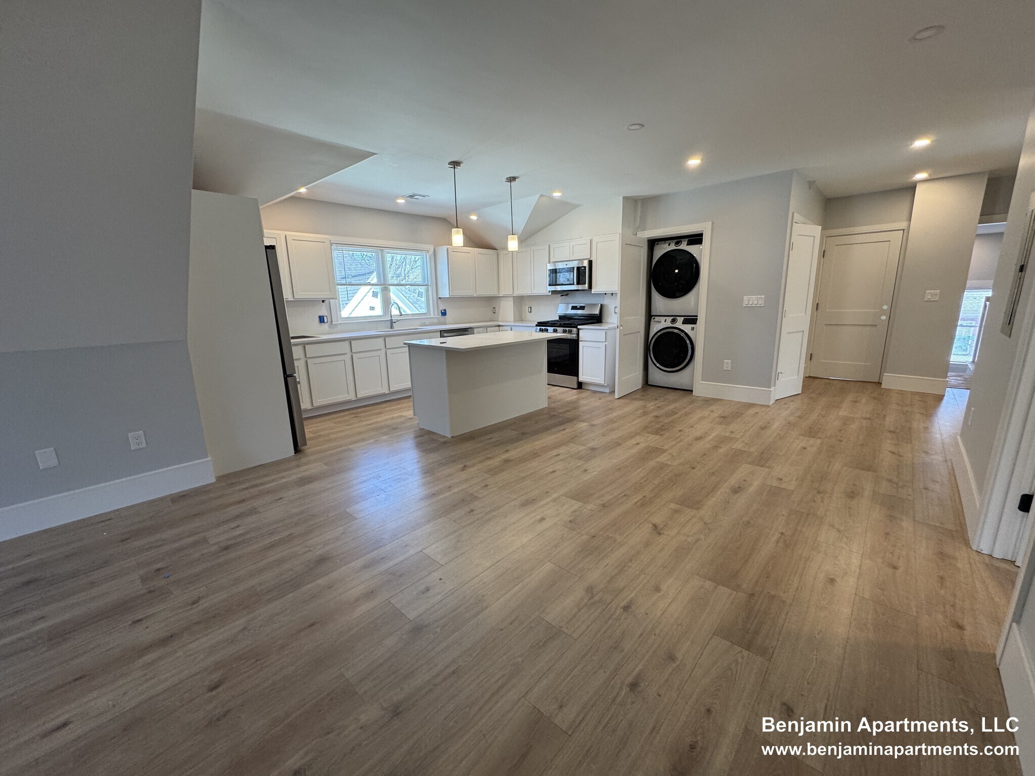 Building Photo - 28 Brooks St