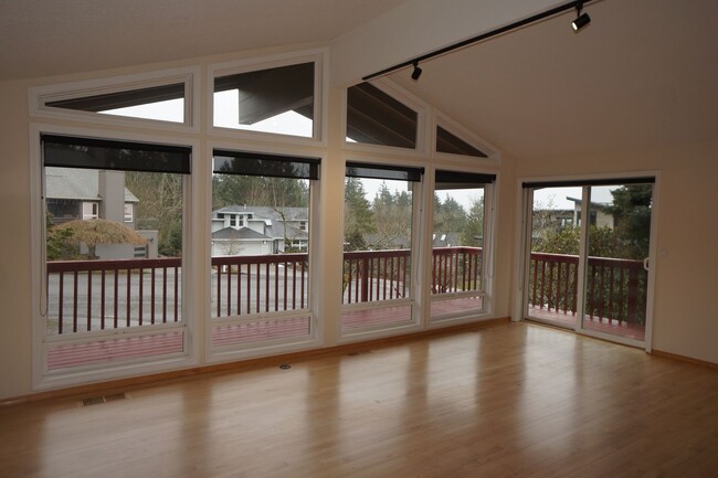 Building Photo - Beautiful NW Portland Heights 4 bedroom