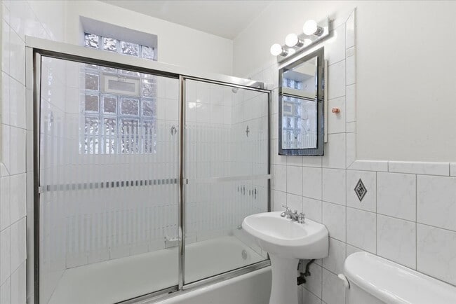 Building Photo - 4518 N Sheridan Rd