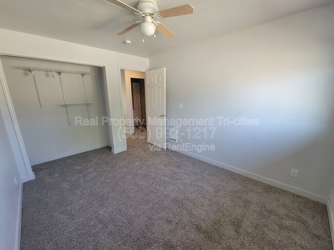 Building Photo - 3121 W Hood Ave