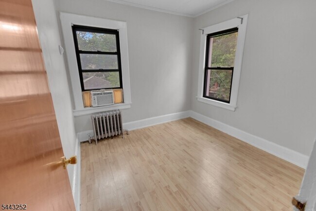 Building Photo - 558 Argyle Ave