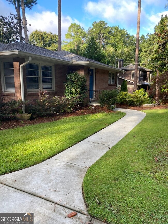 Building Photo - 2021 Woodbine Terrace NE