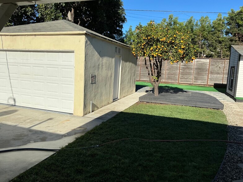 Building Photo - 10713 Esther Ave