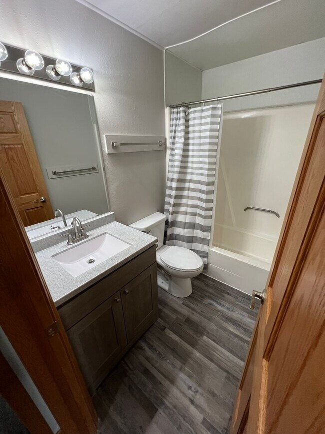 Building Photo - Garden-level 3 bedroom unit close to Sawyer Elementary