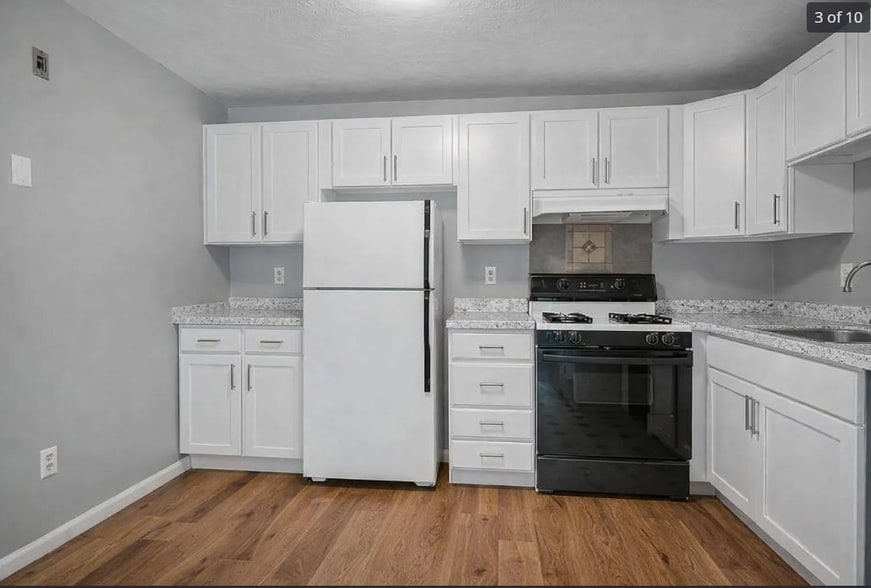 Building Photo - 10 Karen Cir