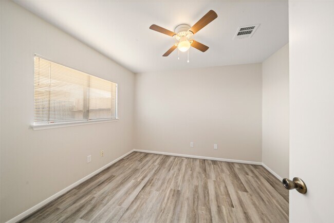 Building Photo - 2707 Foliage Green Dr